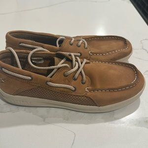 Boys size 5.5 worn once speerys